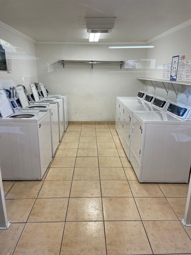 Building Photo - Fully Remodeled 2 Bedroom Condo for Rent in Valencia!