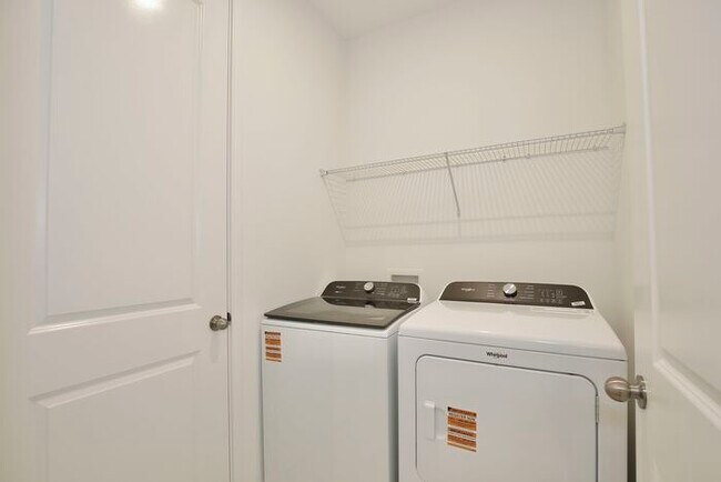 Building Photo - Thoughtfully Designed 4/3 Home with Premium Upgrades and 2 Car Garage! Available Now!