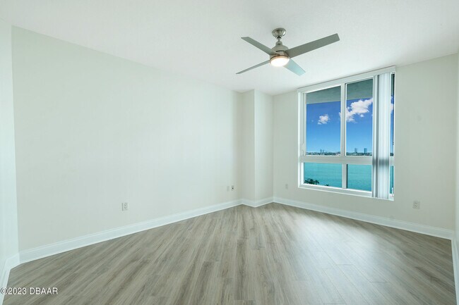 Building Photo - 241 Riverside Dr