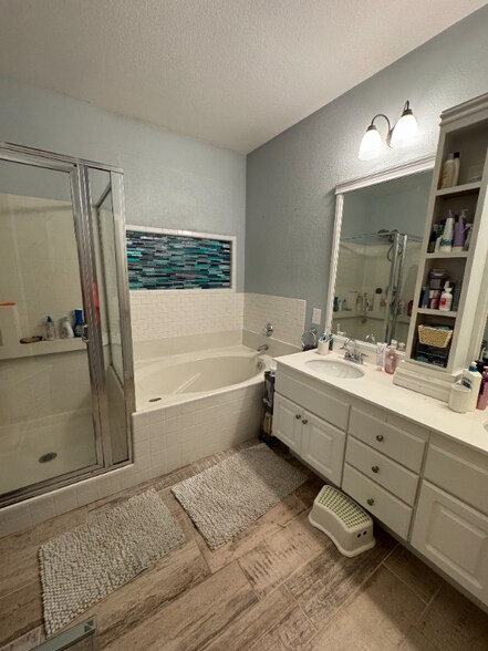 Building Photo - 10129 Delcresta Dr