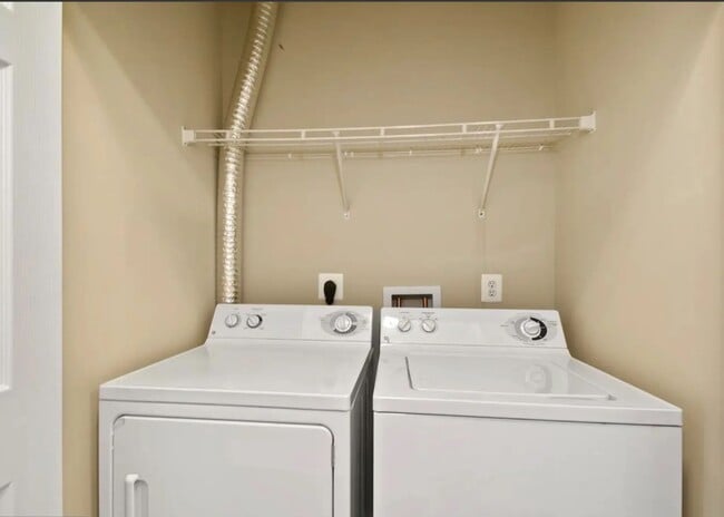 Building Photo - 43865 Hickory Corner Terrace