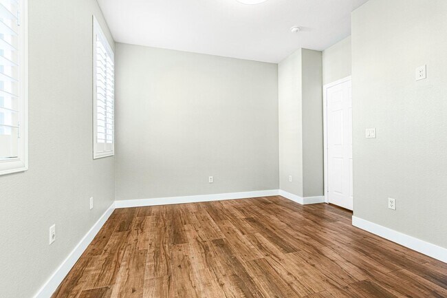 Building Photo - Stunning 4 bedroom, 3 bath home located in...