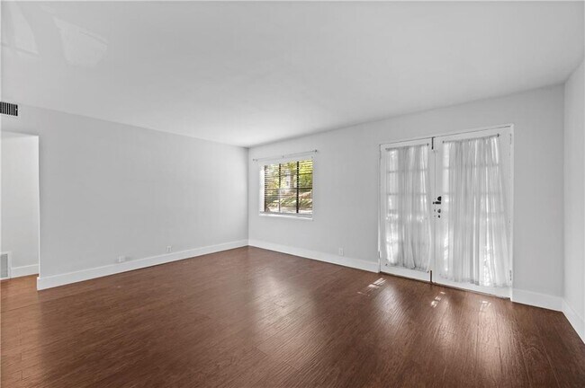 Building Photo - 1370 Chalmette Dr NE