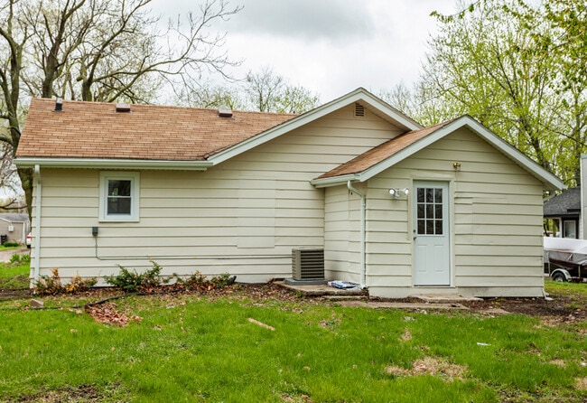 Building Photo - Cozy 3 Bedroom 1 Bathroom- Located near bl...