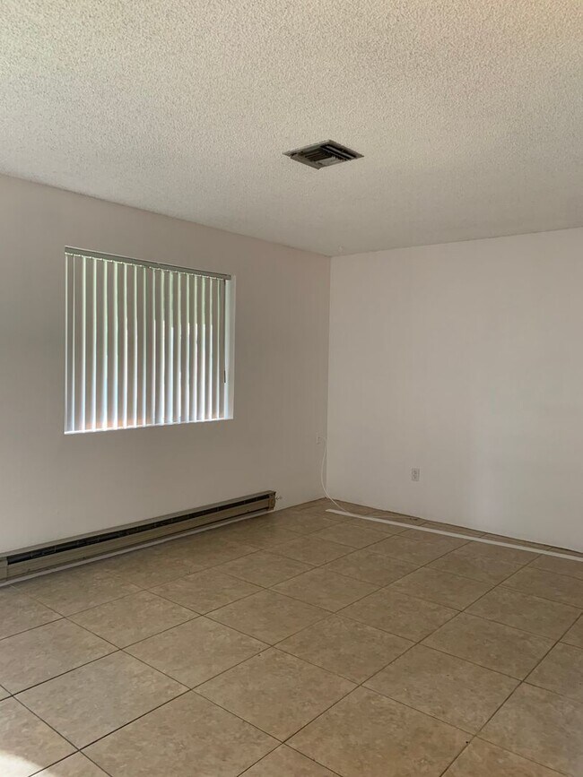 Building Photo - Small Apartment Community, Remodeled One bed/One bath!
