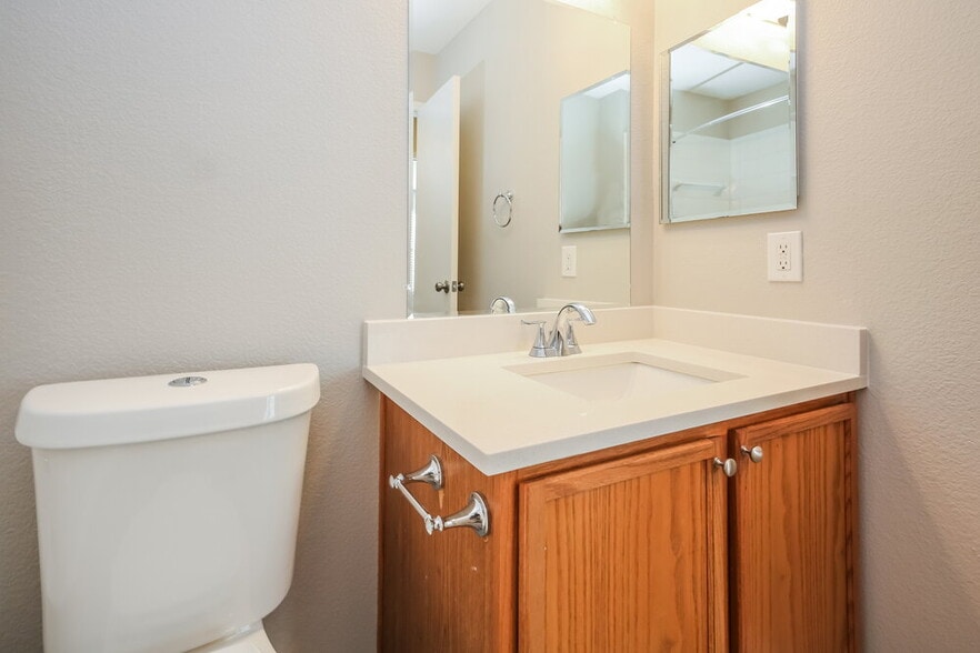 Building Photo - 2217 Midbury Dr