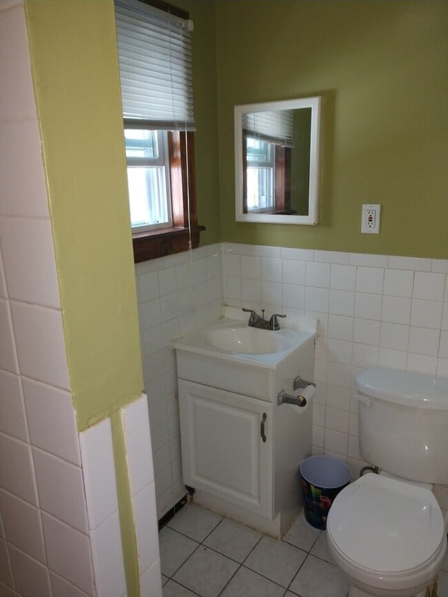 Building Photo - Modernized 3 Bedroom, Shared Yard, Lots of...