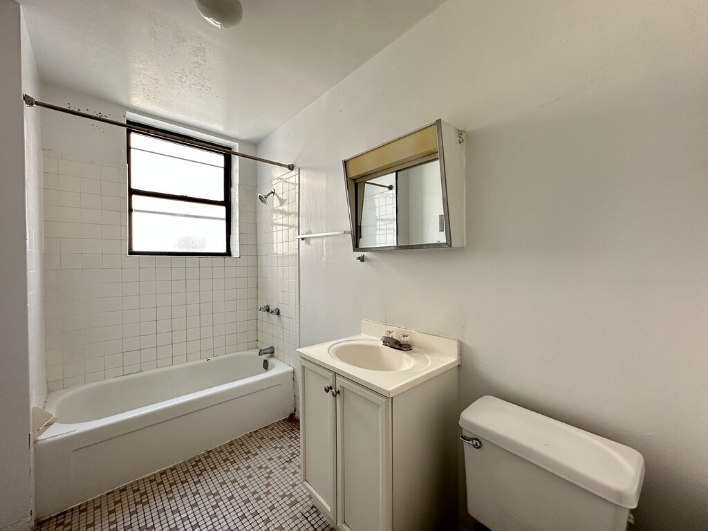 Building Photo - 3147 W Medill Ave