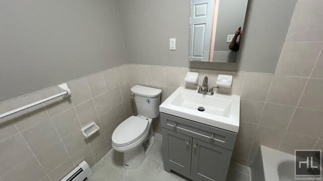 Building Photo - FRESHLY  RENOVATED 3 BEDROOMS/2 FULL BATHR...