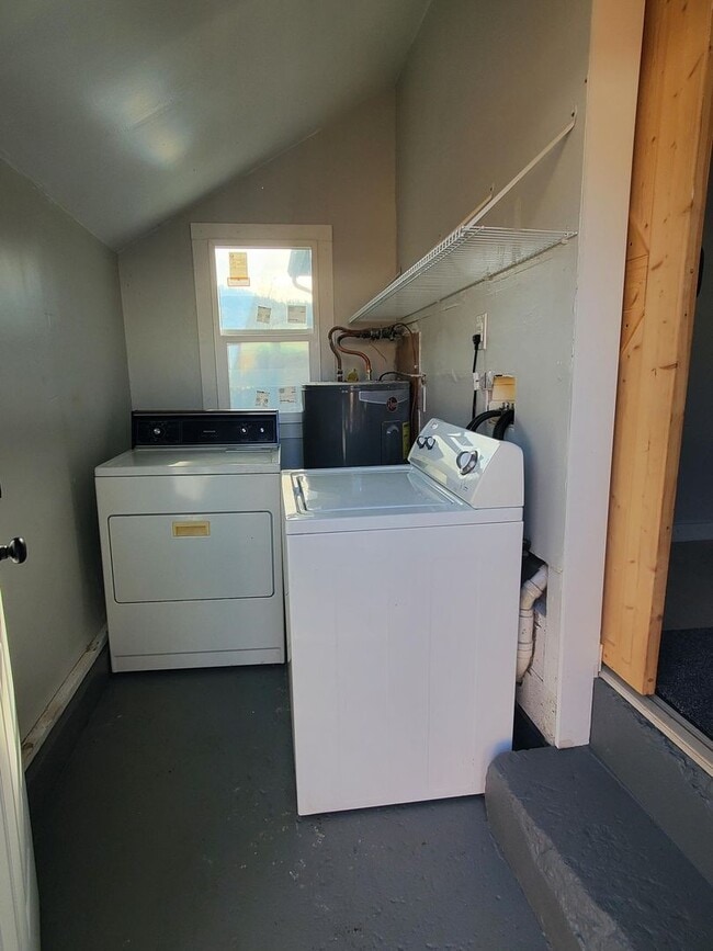 Building Photo - Remodeled 2-Bedroom Home in Roseburg