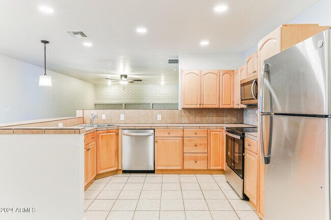 Building Photo - 1335 E Ellis Cir
