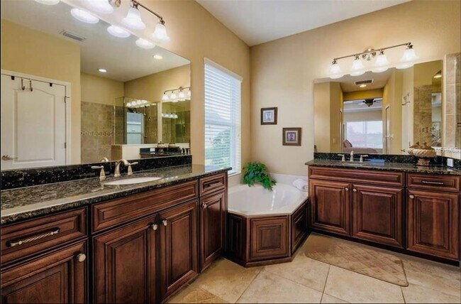 Building Photo - 12051 Forest Park Cir