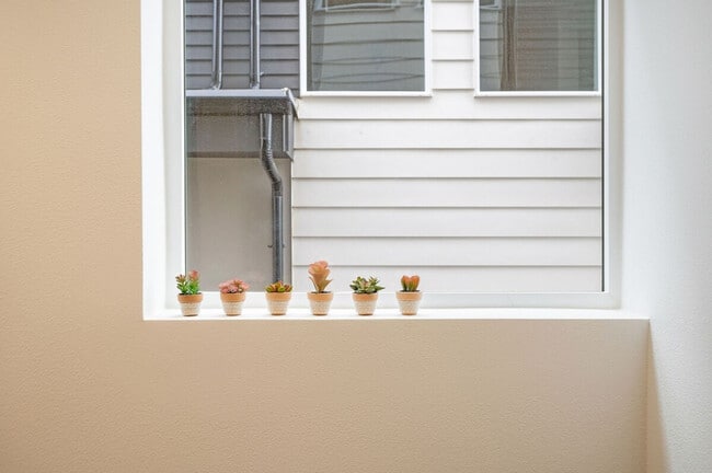 Building Photo - 34 W Cremona St