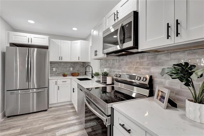 Building Photo - 6660 17th Ln N