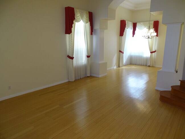 Building Photo - 5 BED Summerlin home w/ 1ST FLOOR BED AND 3/4 BATH