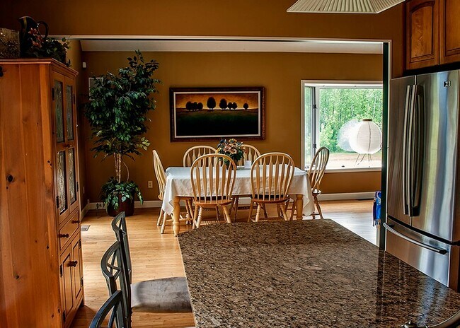 Building Photo - Epic Retreat! Fully Furnished Fall/Winter ...