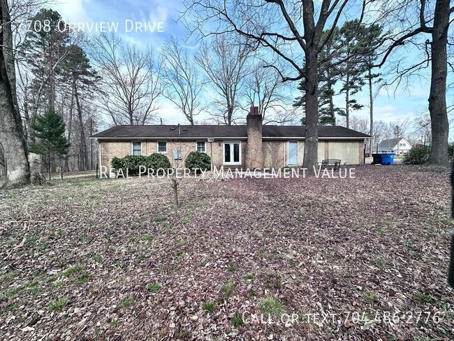 Building Photo - Private renovated ranch home with plenty o...