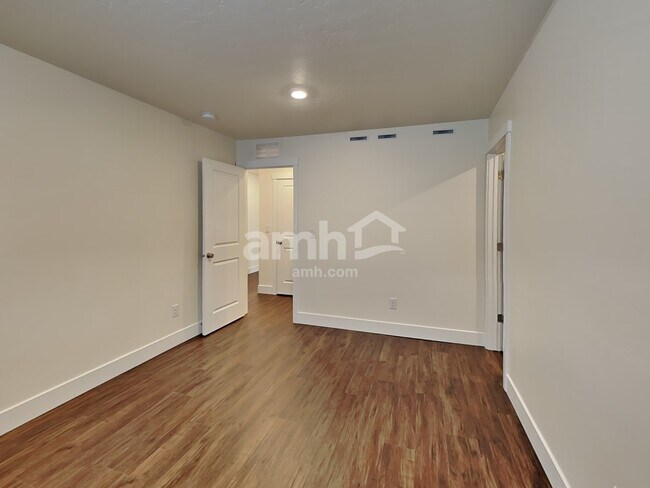 Building Photo - 6550 Spriggel St