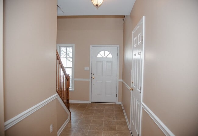 Building Photo - 465 Sunday Dr