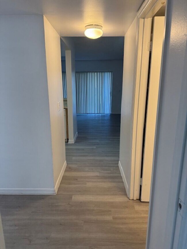 Building Photo - Large One bedroom Condo
