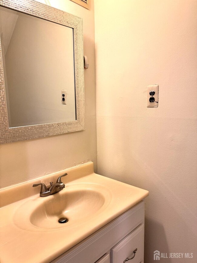 Building Photo - 4 Pond View Dr