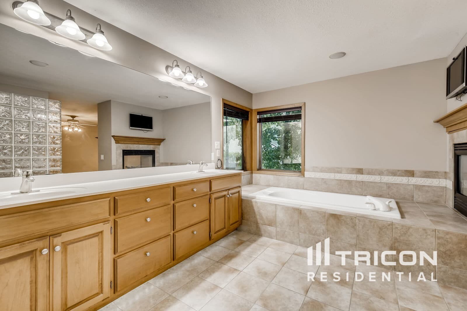 Building Photo - 8915 Umbria Pl N