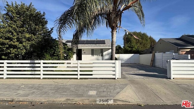 Building Photo - 7516 Oakdale Ave