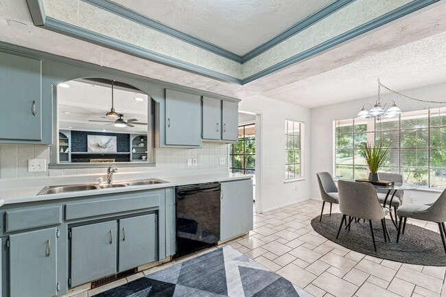 Building Photo - 4 bed, 3 bath home in OKC, OK