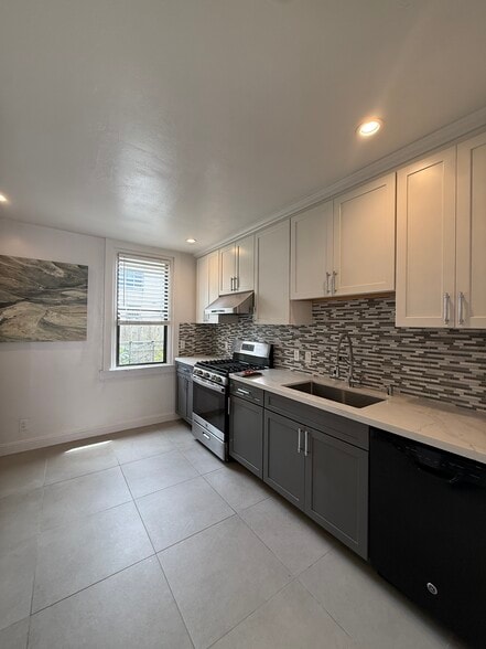 Building Photo - 419 Naples St