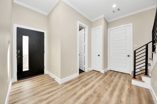 Building Photo - 127 E 38th St