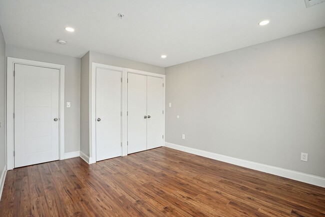 Building Photo - Available Now! 2 Bed 1 Bath Near Howard!