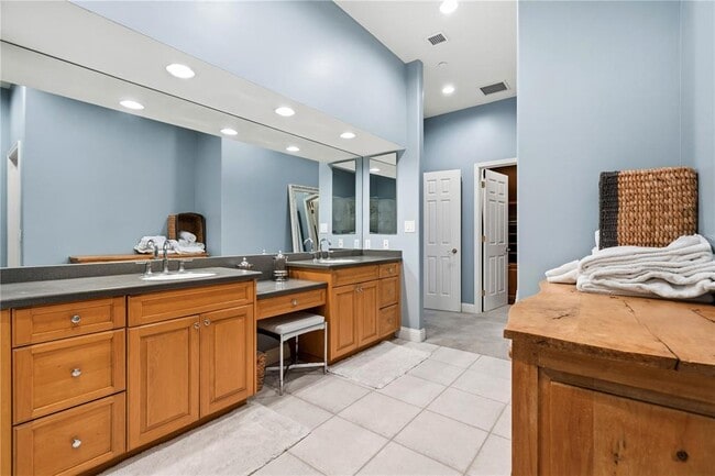 Building Photo - 515 5th Ave NE