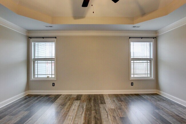 Building Photo - Sharp 3bed 2 ba.  upgrades throughout.