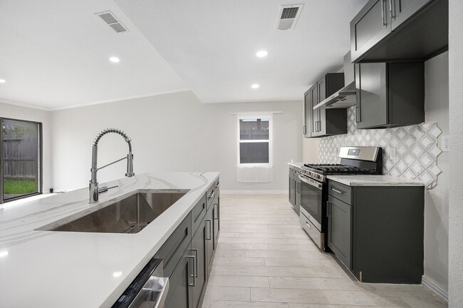 Building Photo - 10818 Hillcroft Ave