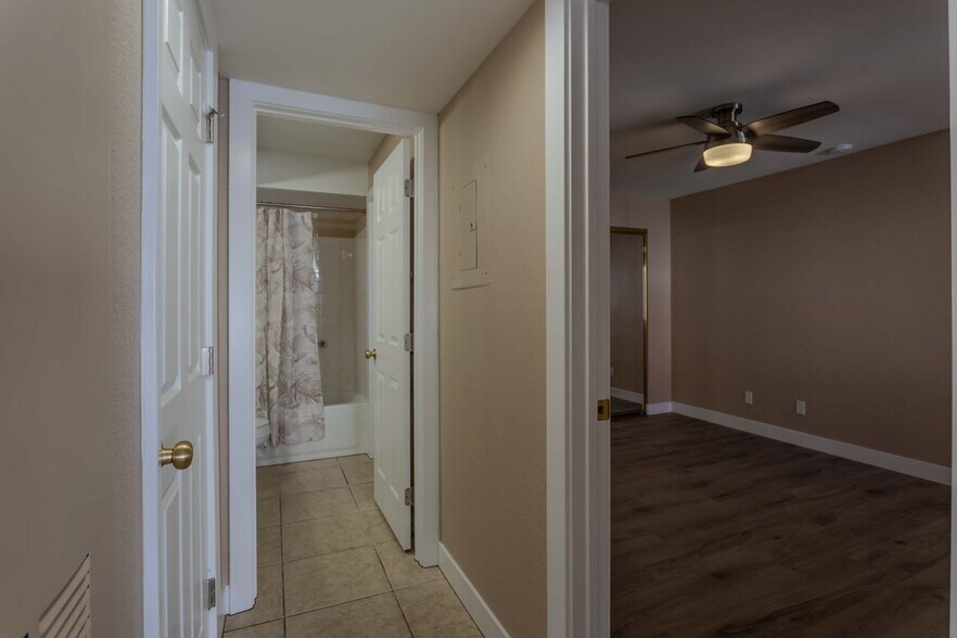 Building Photo - 7570 W Flamingo Rd