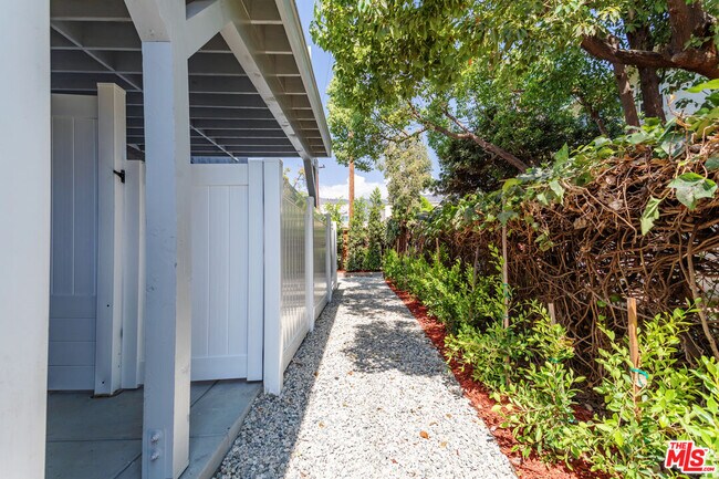 Building Photo - 1812 W Glenoaks Blvd