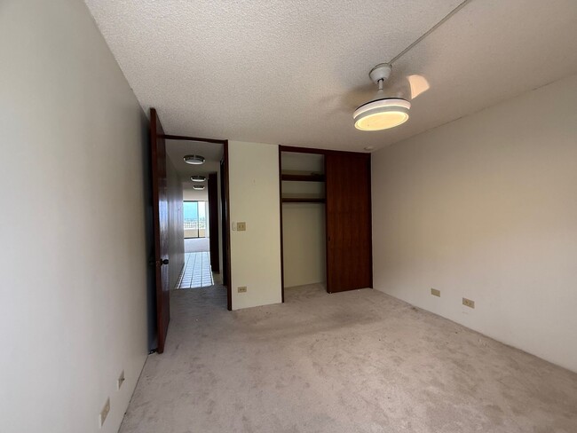 Building Photo - Spacious one bedroom, one bath with two pa...