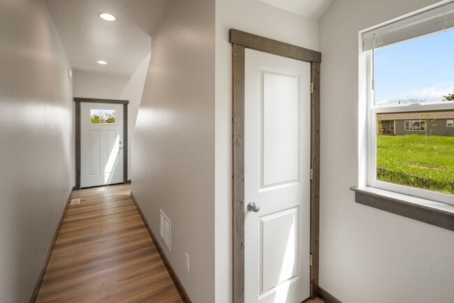 Building Photo - Pet Friendly! Gorgeous 3 Bedroom condo wit...