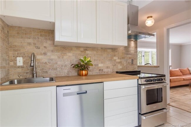 Building Photo - 241 Maple Rd