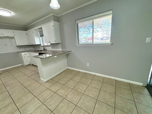 Building Photo - 1105 N Fern Ave
