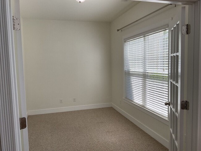 Building Photo - 4 Bedroom 2.5 Bathroom located in Old Mill...