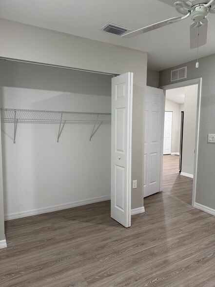 Building Photo - 6054 N Moss Cir