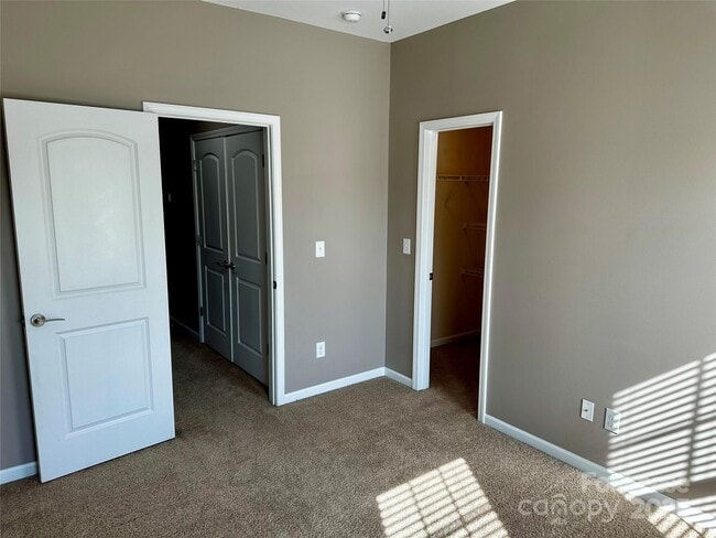 Building Photo - 15808 Sharon Dale Dr