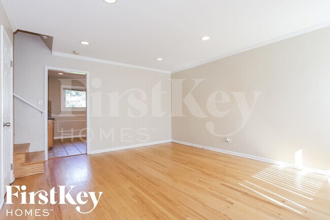 Building Photo - 122 E Lincoln Ave