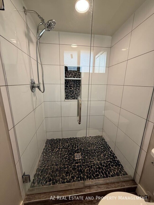 Building Photo - 1725 S Farmer Ave