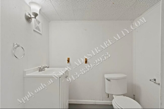 Building Photo - Beautiful Renovated 3 Bed 2.5 Bath Ranch i...