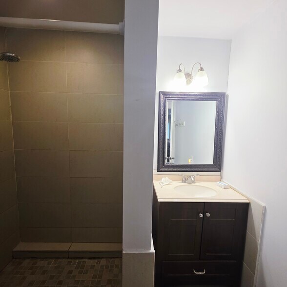 Building Photo - 628 N 11th St