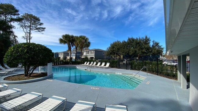 Building Photo - 3 Bedroom, 2.5 Bath Townhome with One Car Garage in Waterford Lakes Orlando!