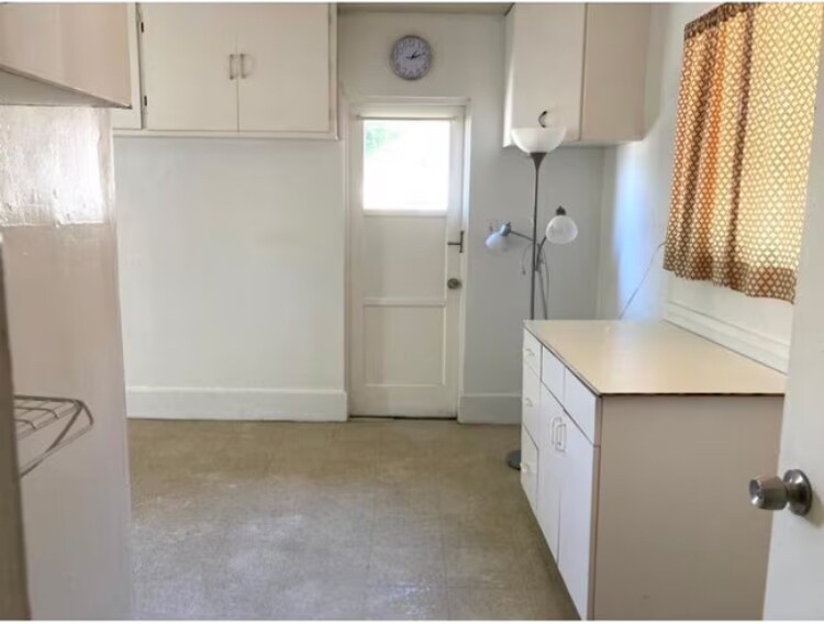 Building Photo - 4640 Clairemont Dr