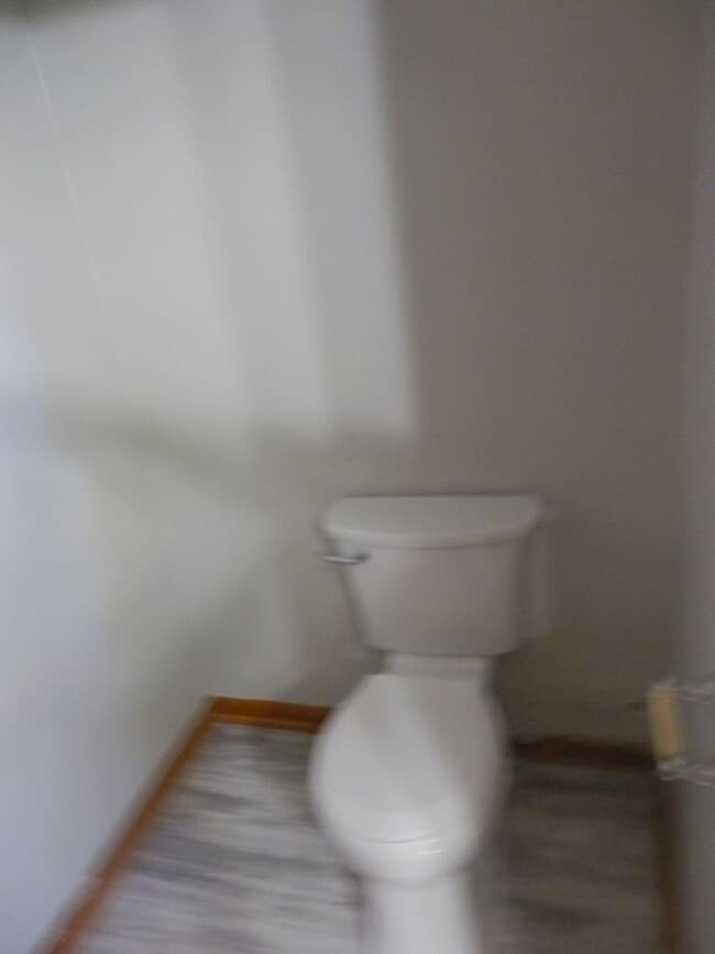 Building Photo - 3 Bed 2 Bath Farmhouse!